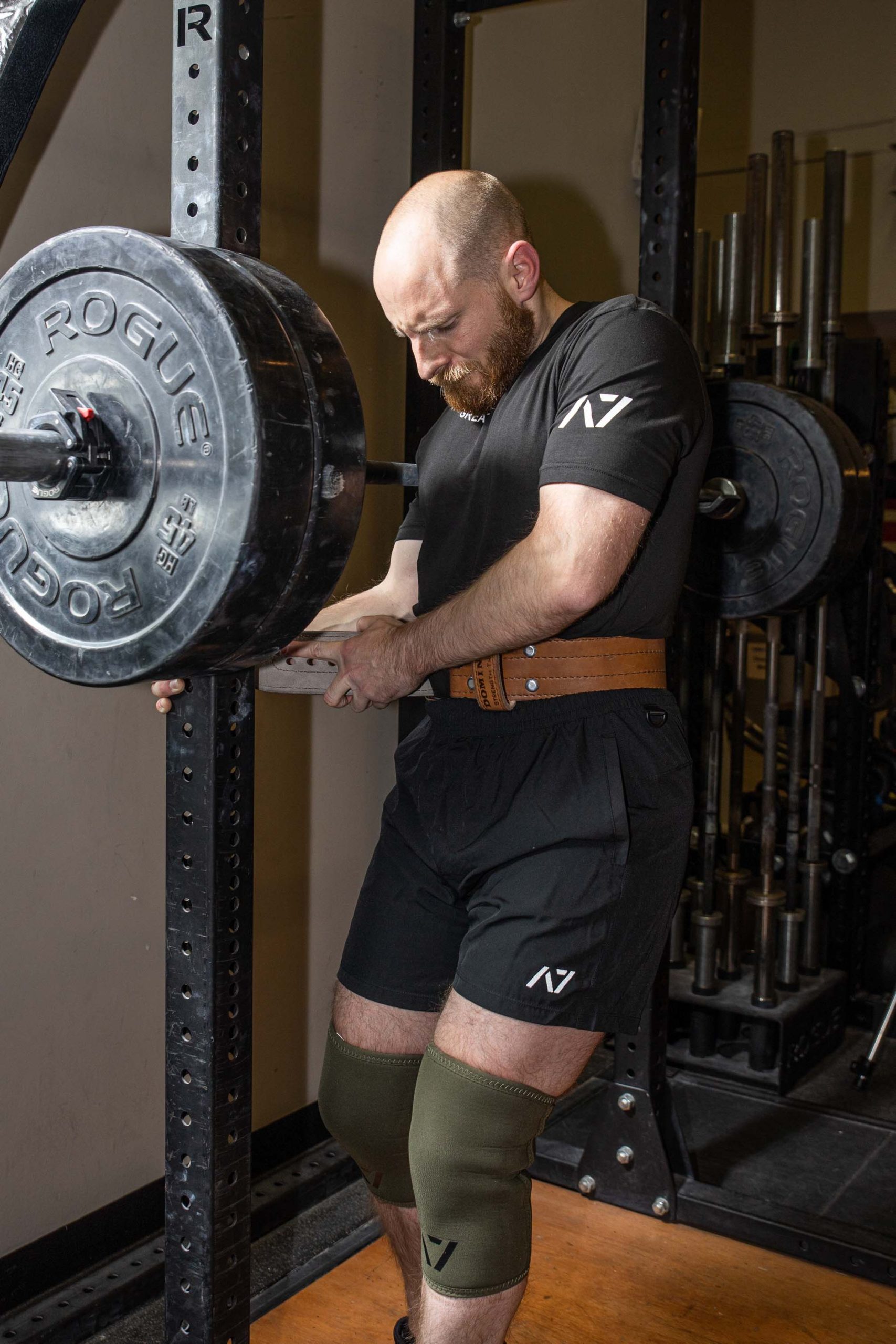 WEIGHT LIFTING GEAR AND CLOTHES (12 ESSENTIAL PIECES)
